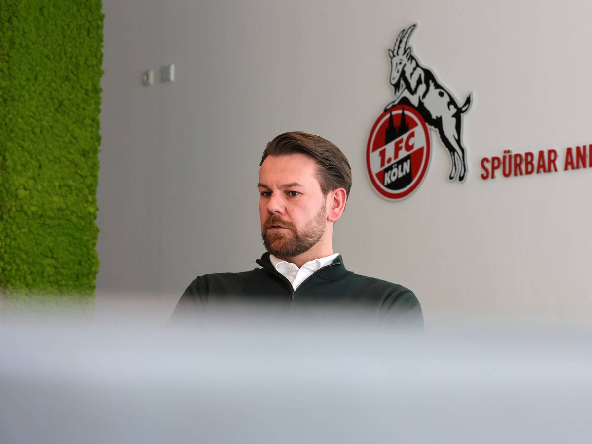 Lizenzbereich-Leiter Thomas Kessler sitzt beim Interview-Termin mit EXPRESS.de im Geißbockheim.