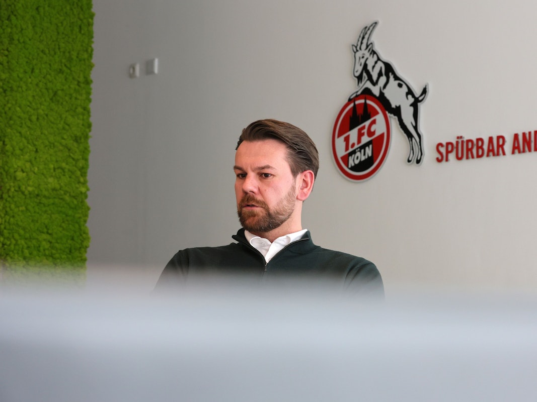 Lizenzbereich-Leiter Thomas Kessler sitzt beim Interview-Termin mit EXPRESS.de im Geißbockheim.