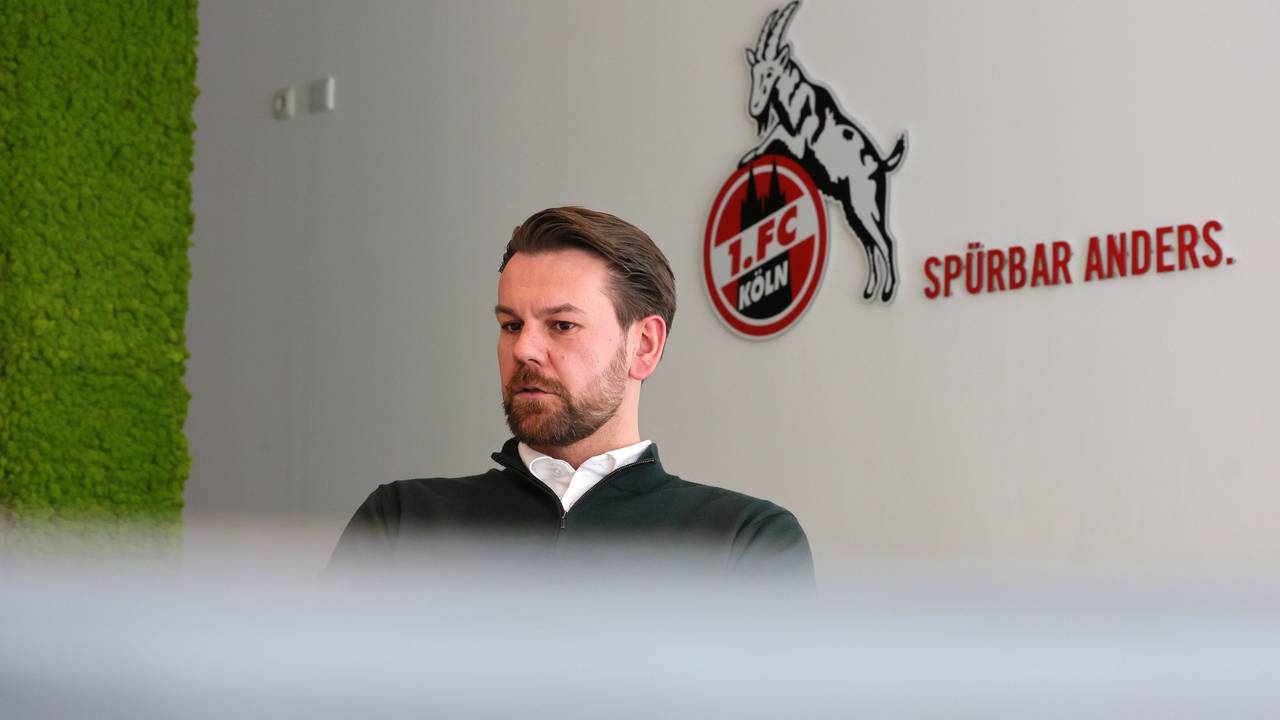 Lizenzbereich-Leiter Thomas Kessler sitzt beim Interview-Termin mit EXPRESS.de im Geißbockheim.
