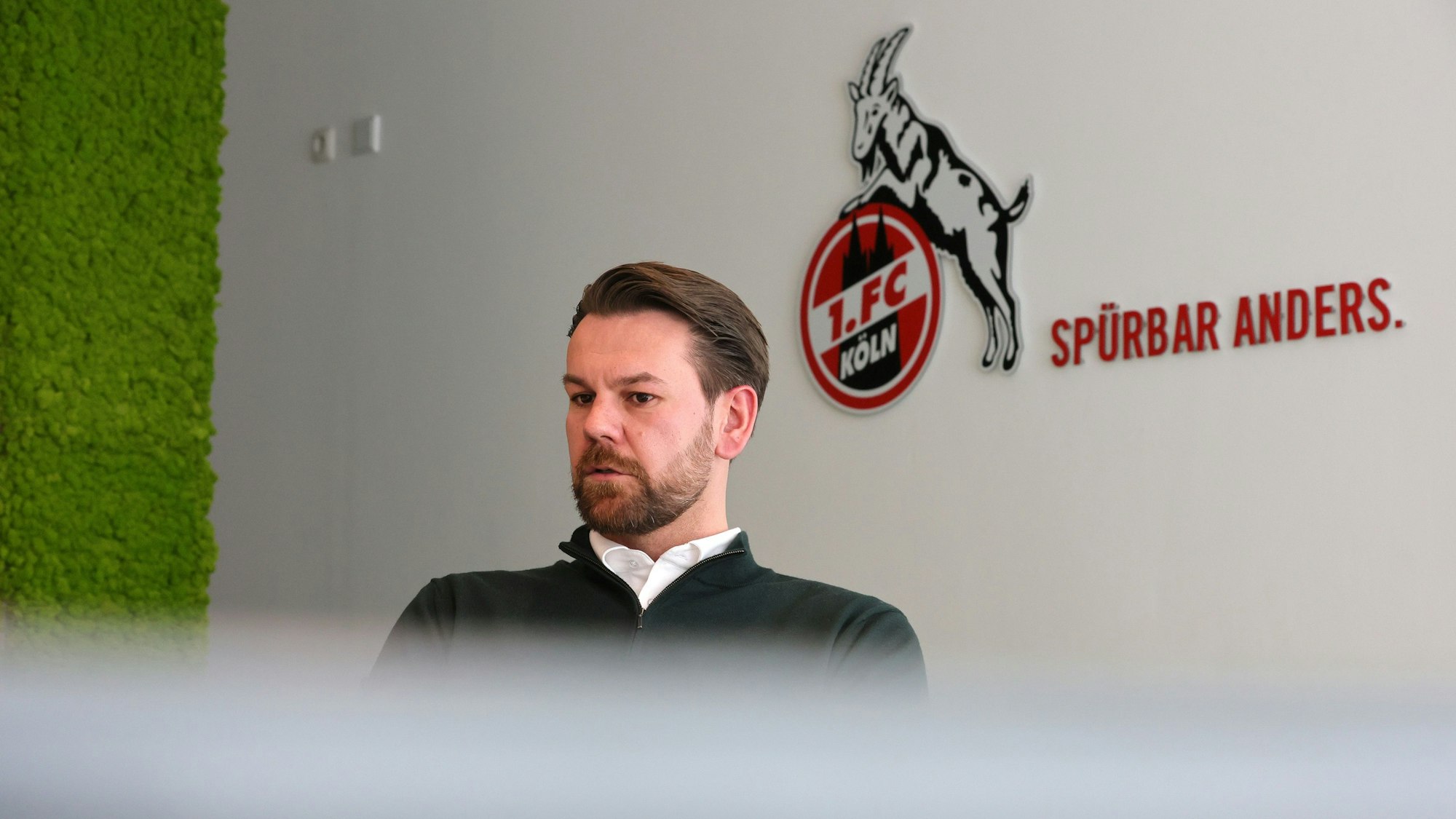 Lizenzbereich-Leiter Thomas Kessler sitzt beim Interview-Termin mit EXPRESS.de im Geißbockheim.