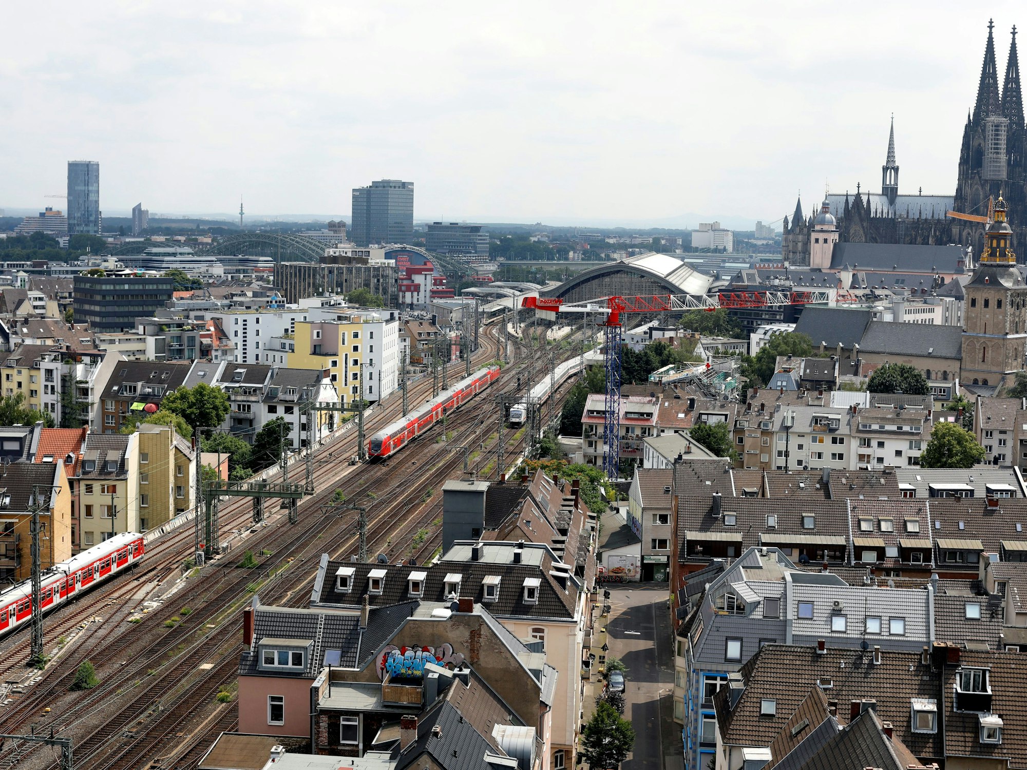 Blick auf die Gleisanlagen zwischen dem Kölner Hauptbahnhof und der S-Bahn Haltestelle Hansaring.