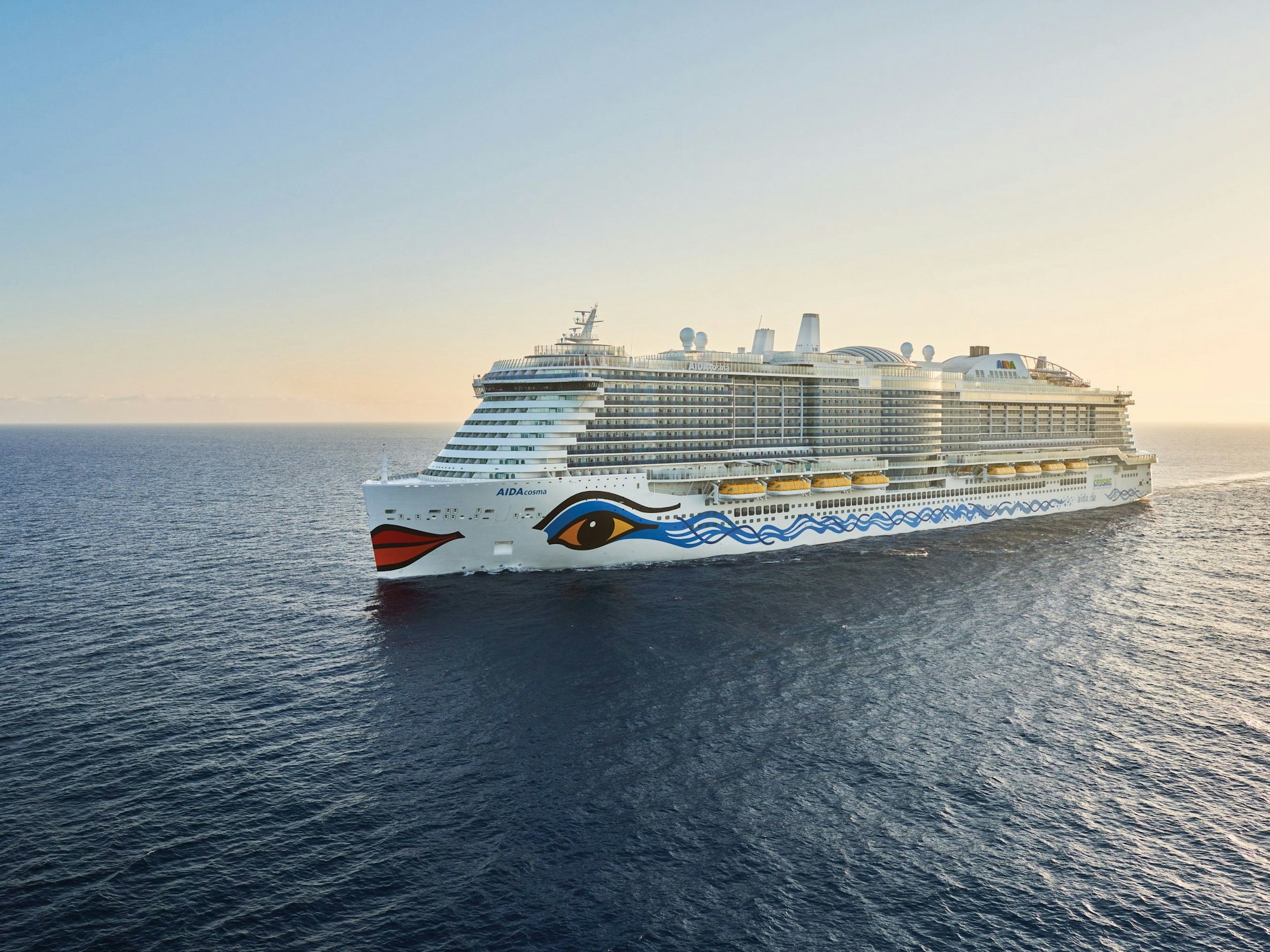 Ein Schiff der Aida-Flotte fährt auf dem offenen Meer.