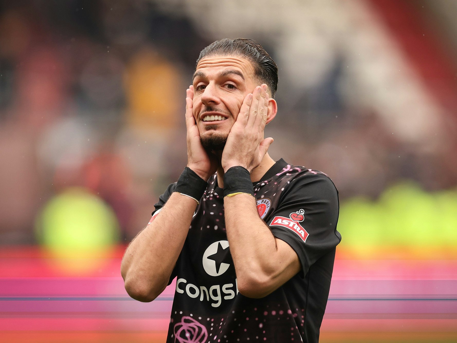 Leart Paqarada schlägt die Hände über dem Kopf zusammen.