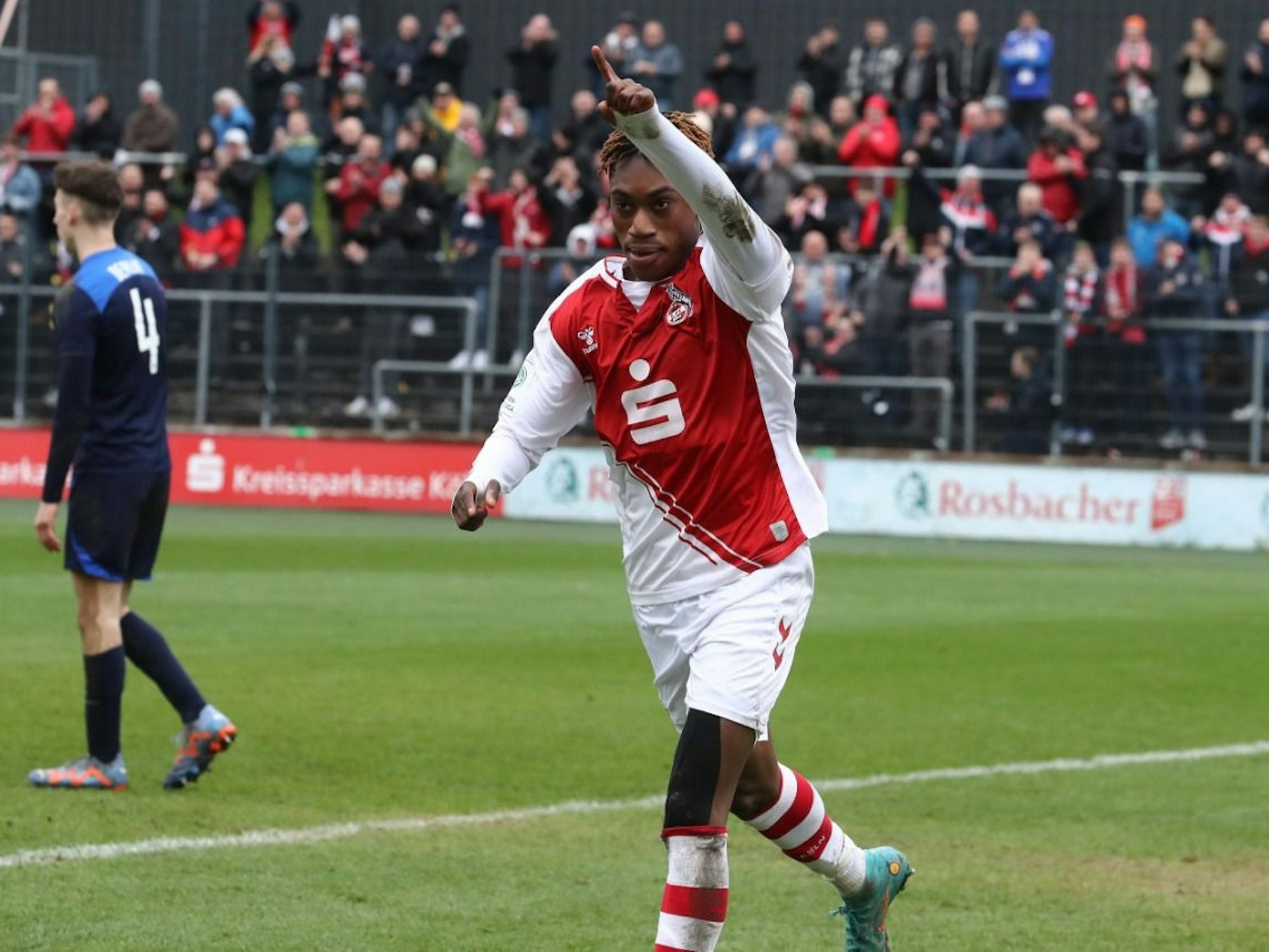 Justin Diehl feiert einen Treffer