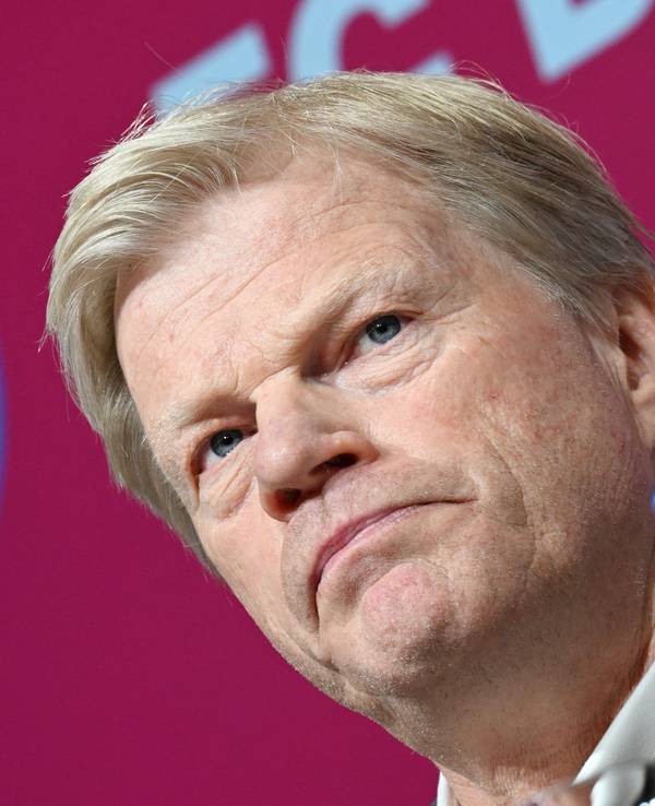 Ex-Vorstandschef Oliver Kahn bei einer Pressekonferenz nach dem Trainerwechsel beim FC Bayern München