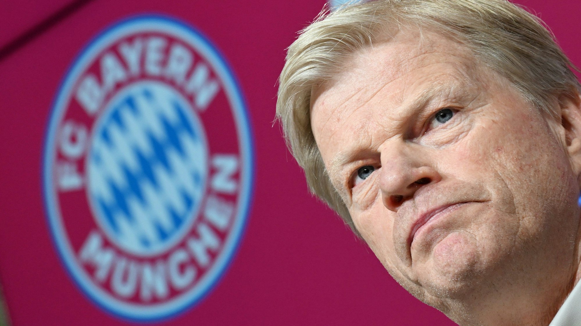 Ex-Vorstandschef Oliver Kahn bei einer Pressekonferenz nach dem Trainerwechsel beim FC Bayern München