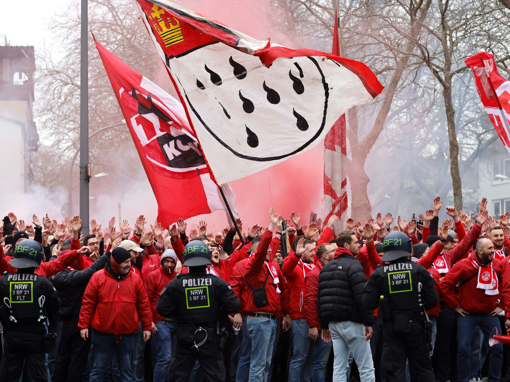 Mehrere Hundert Fans des 1. FC Köln ziehen vor dem Derby begleitet von Einsatzkräften der Polizei in einem Fanmarsch zum Stadion.