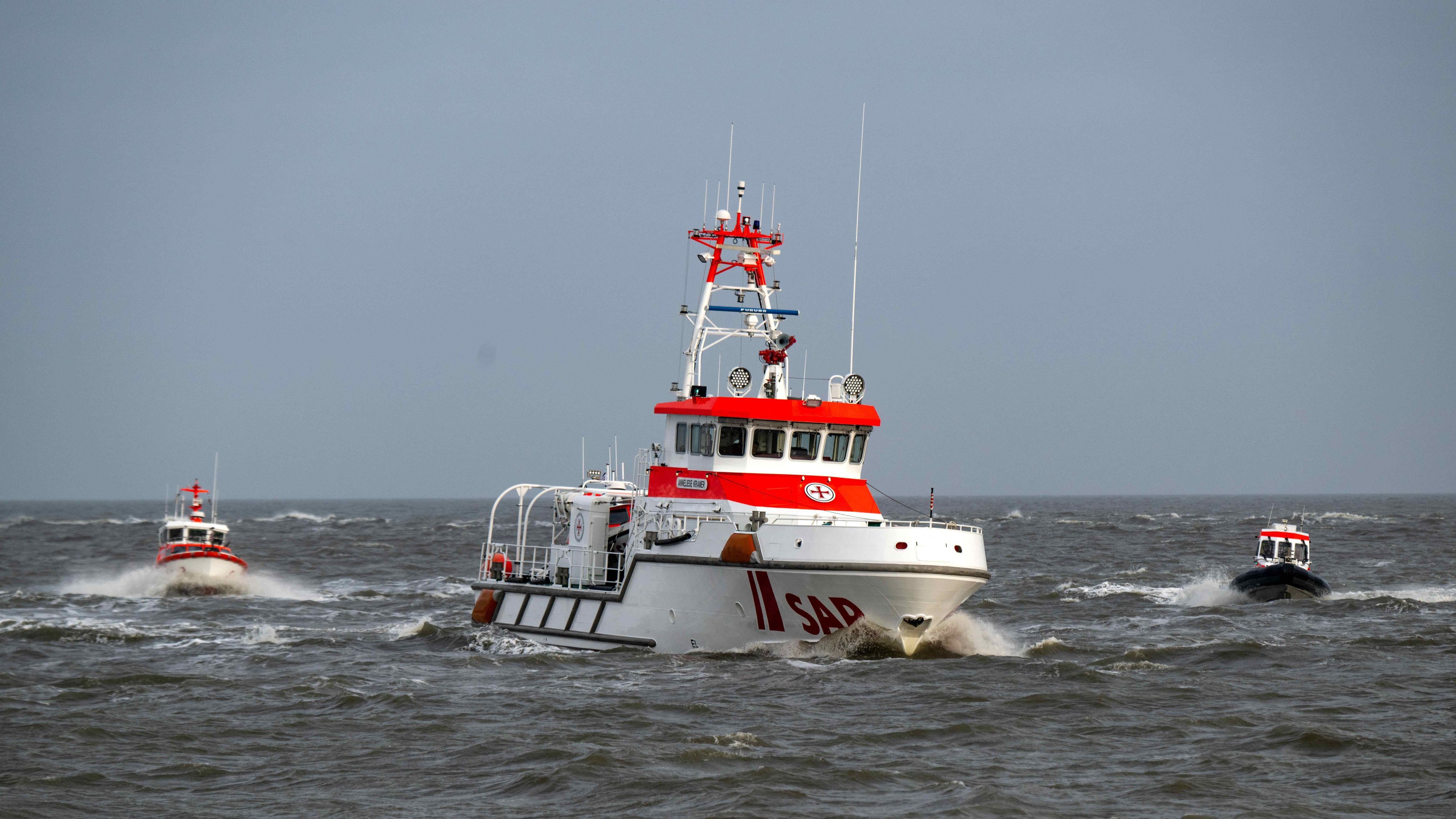 Das Seenotrettungsboot „Gillis Gullbranson“ (l-r), der Seenotrettungskreuzer „Anneliese Kramer“ und die „Verena“ auf der Ostsee