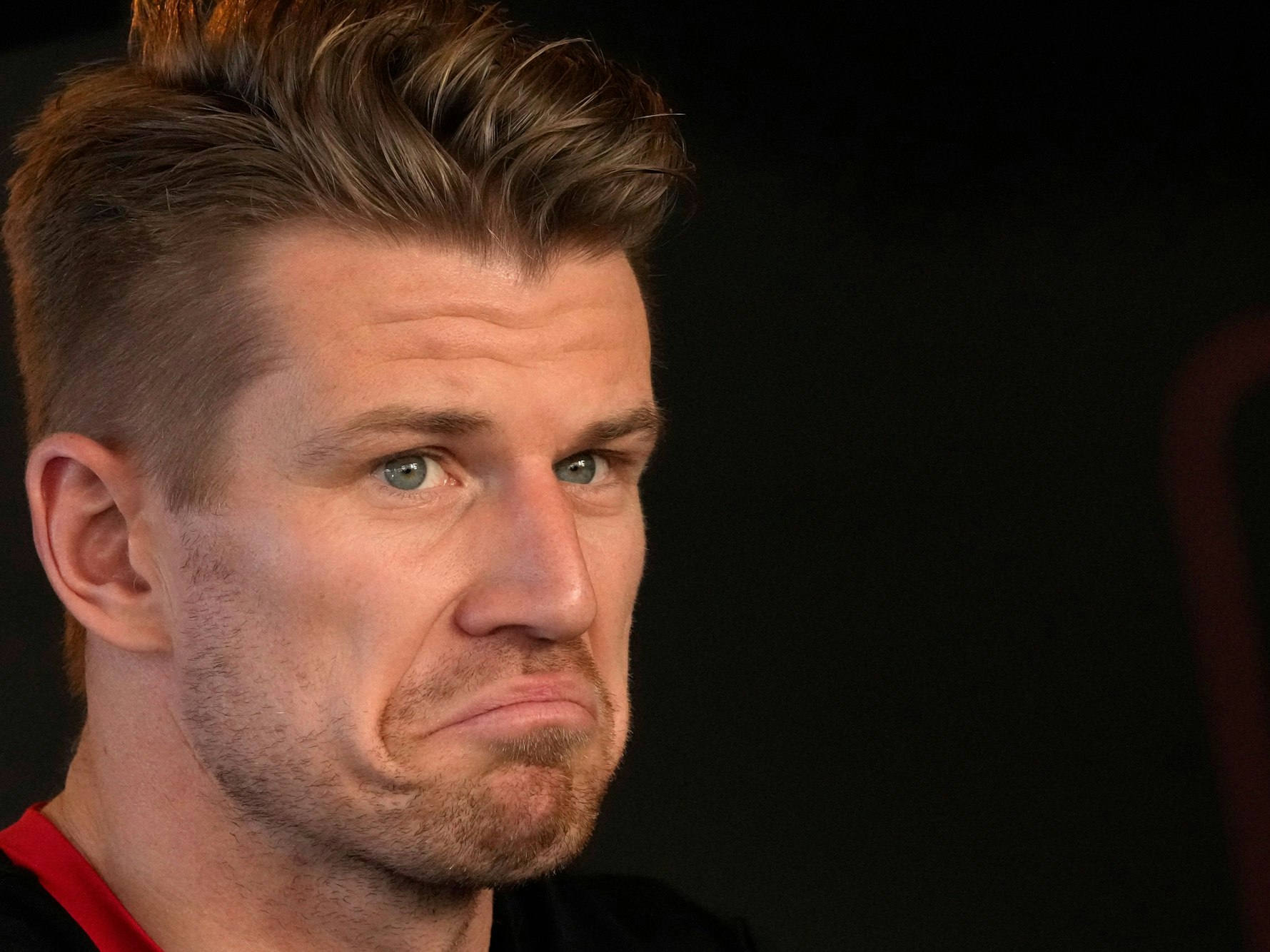 Nico Hülkenberg aus Deutschland vom Team Haas spricht zu Medienvertretern.