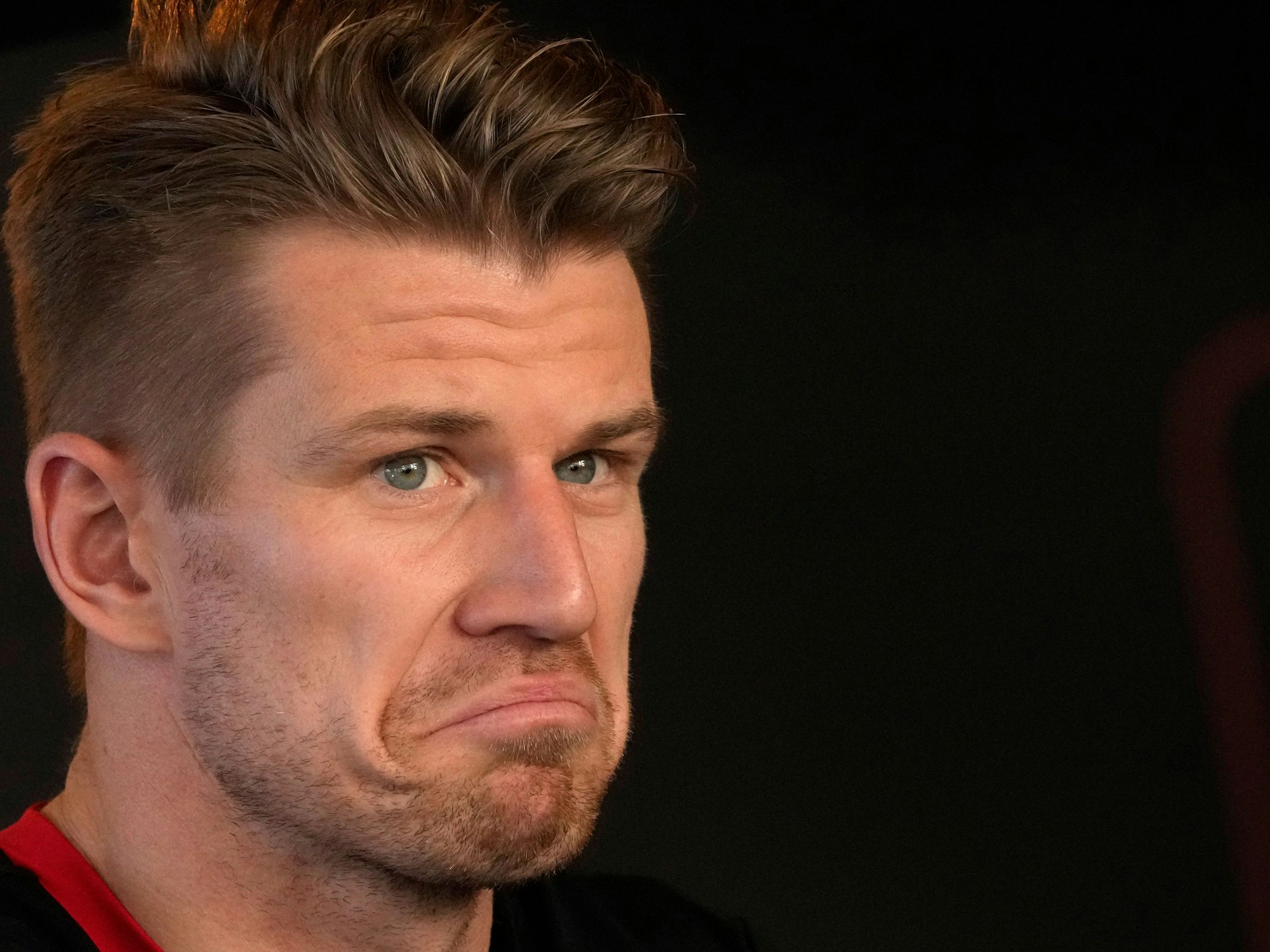 Nico Hülkenberg aus Deutschland vom Team Haas spricht zu Medienvertretern.