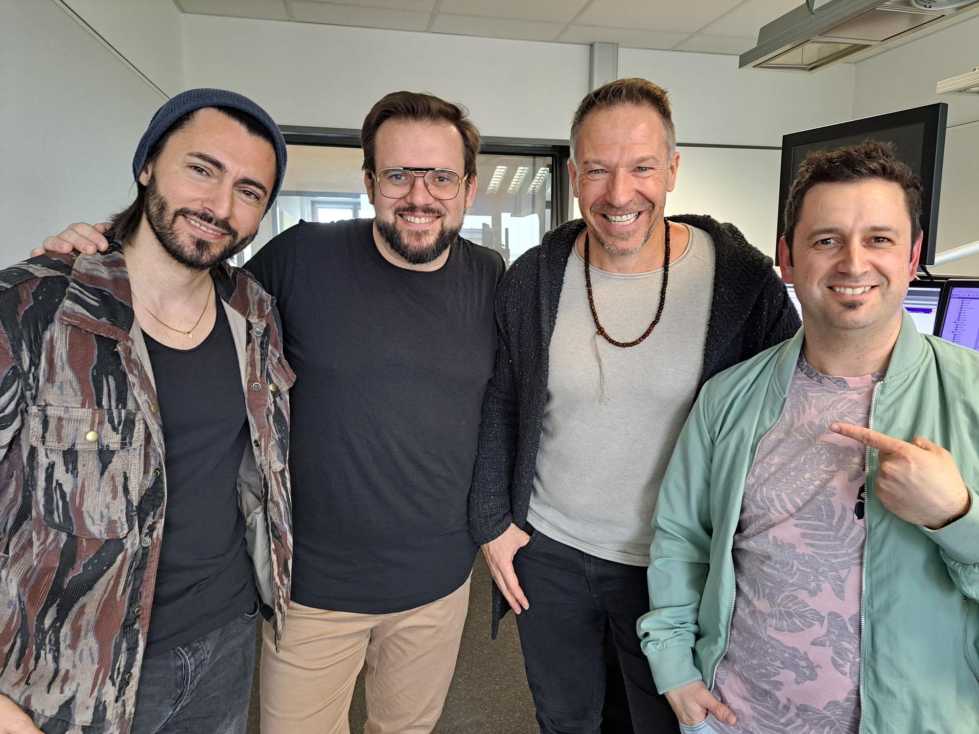 Die Höhner beim Podcast: Edin Colic, Freddi Lubitz und Patrick Lück (v.l.) mit Gastgeber Dominik Becker.
