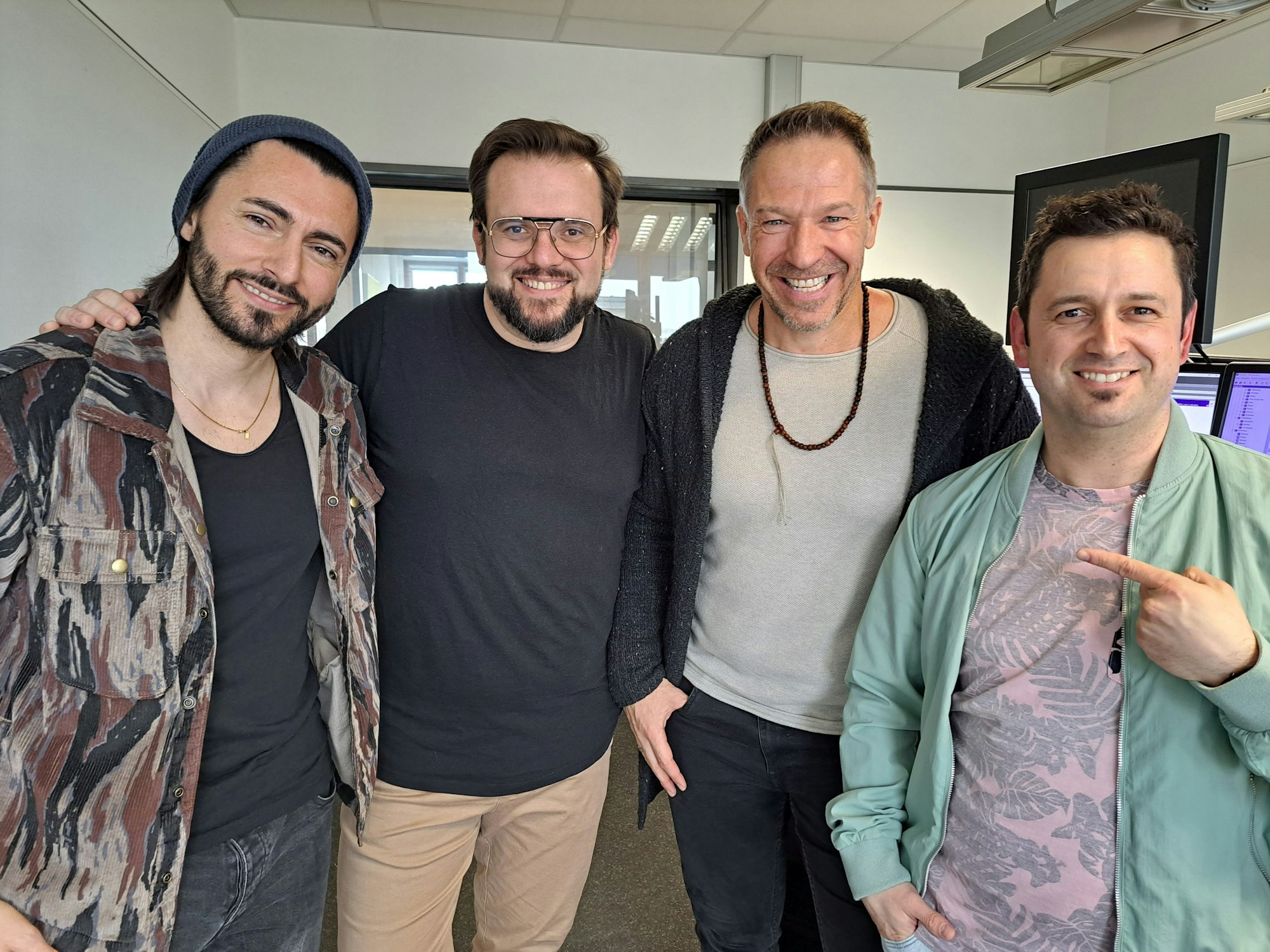 Die Höhner beim Podcast: Edin Colic, Freddi Lubitz und Patrick Lück (v.l.) mit Gastgeber Dominik Becker.