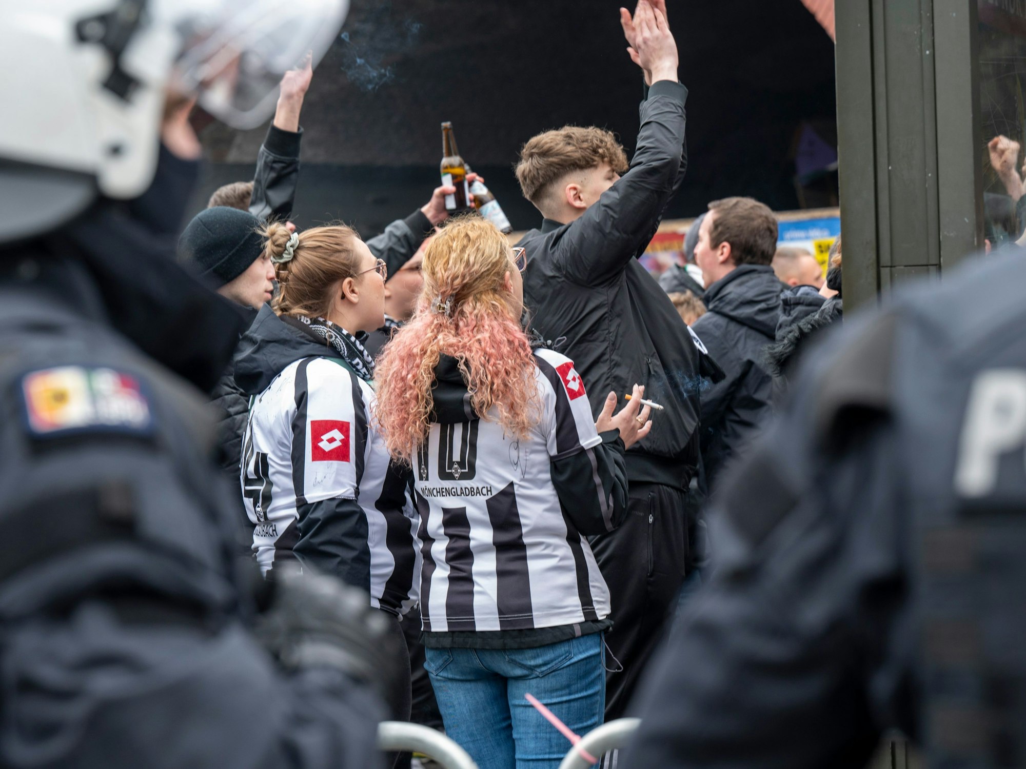 Am Bahnhof Ehrenfeld bewacht die Polizei Borussia-Fans.