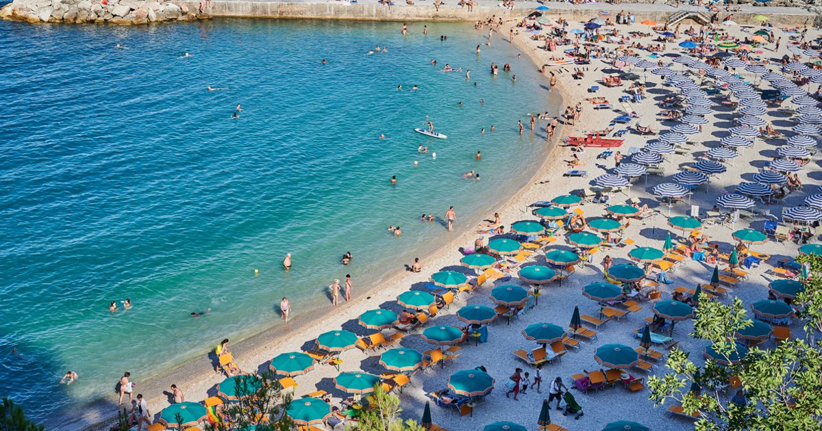 Touristin posiert für ein Urlaubsfoto an der italienischen Riviera ...