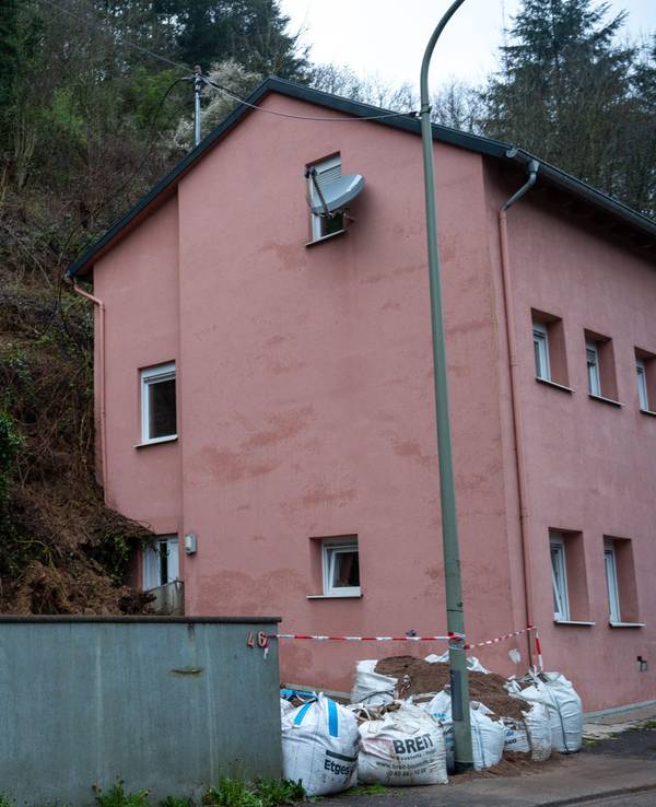 Etwa 100 Kubikmeter Erde sind in der Nacht von einem Hang auf ein Haus in Kasel gerutscht. Zwei Personen wurden im Haus eingesperrt und mussten von der Feuerwehr befreit werden.