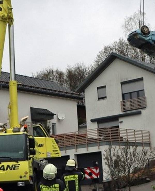 Ein Auto hängt nach einem Unfall am Kran.