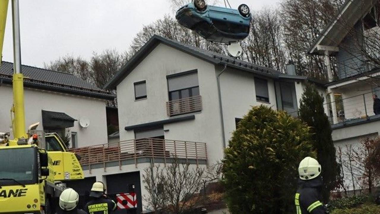 Ein Auto hängt nach einem Unfall am Kran.