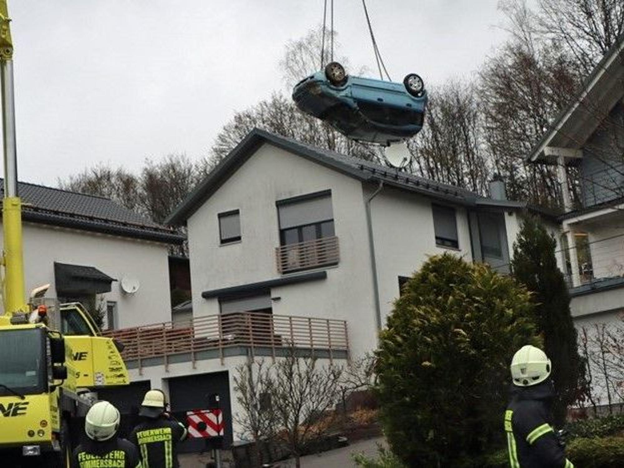 Ein Auto hängt nach einem Unfall am Kran.