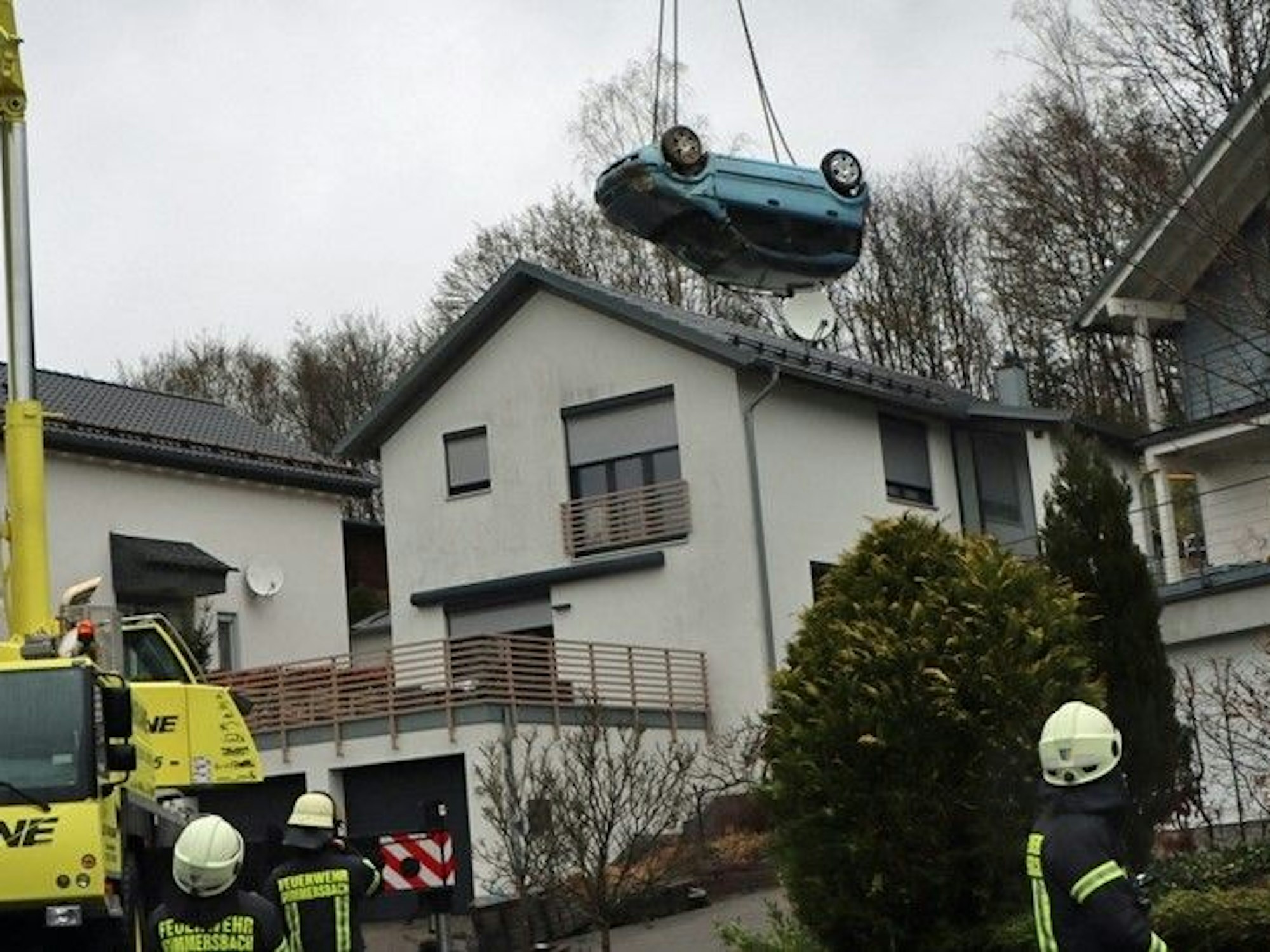 Ein Auto hängt nach einem Unfall am Kran.