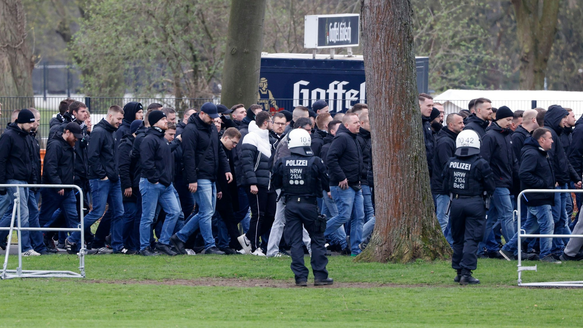 Einsatzkräfte der Polizei sichern das Ankommen der Gladbacher Fans am Stadion.