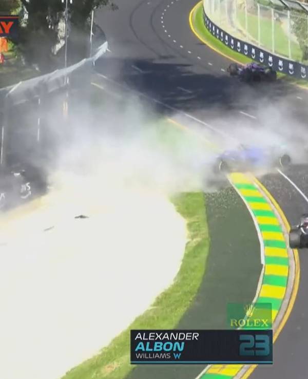 Nach dem Crash von Alexander Albon kann Nico Hülkenberg dem auf die Strecke zurückrollenden Williams noch gerade so ausweichen.
