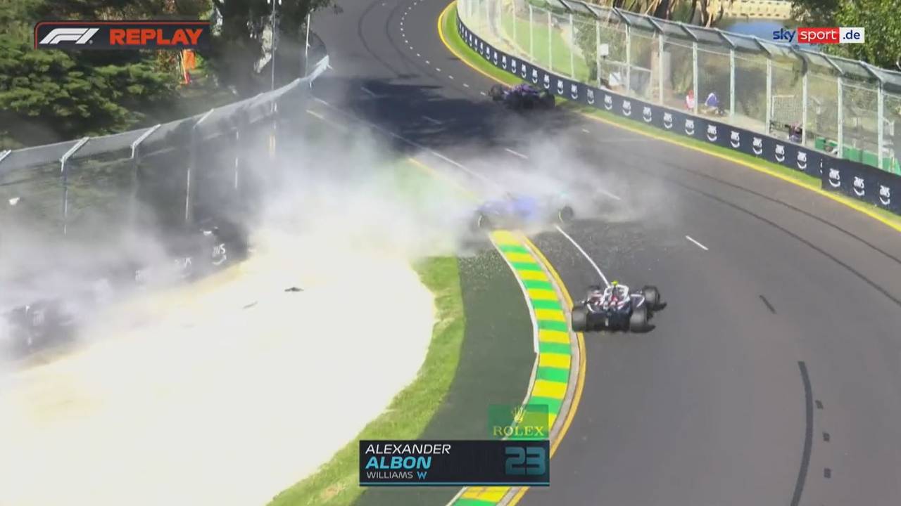 Nach dem Crash von Alexander Albon kann Nico Hülkenberg dem auf die Strecke zurückrollenden Williams noch gerade so ausweichen.
