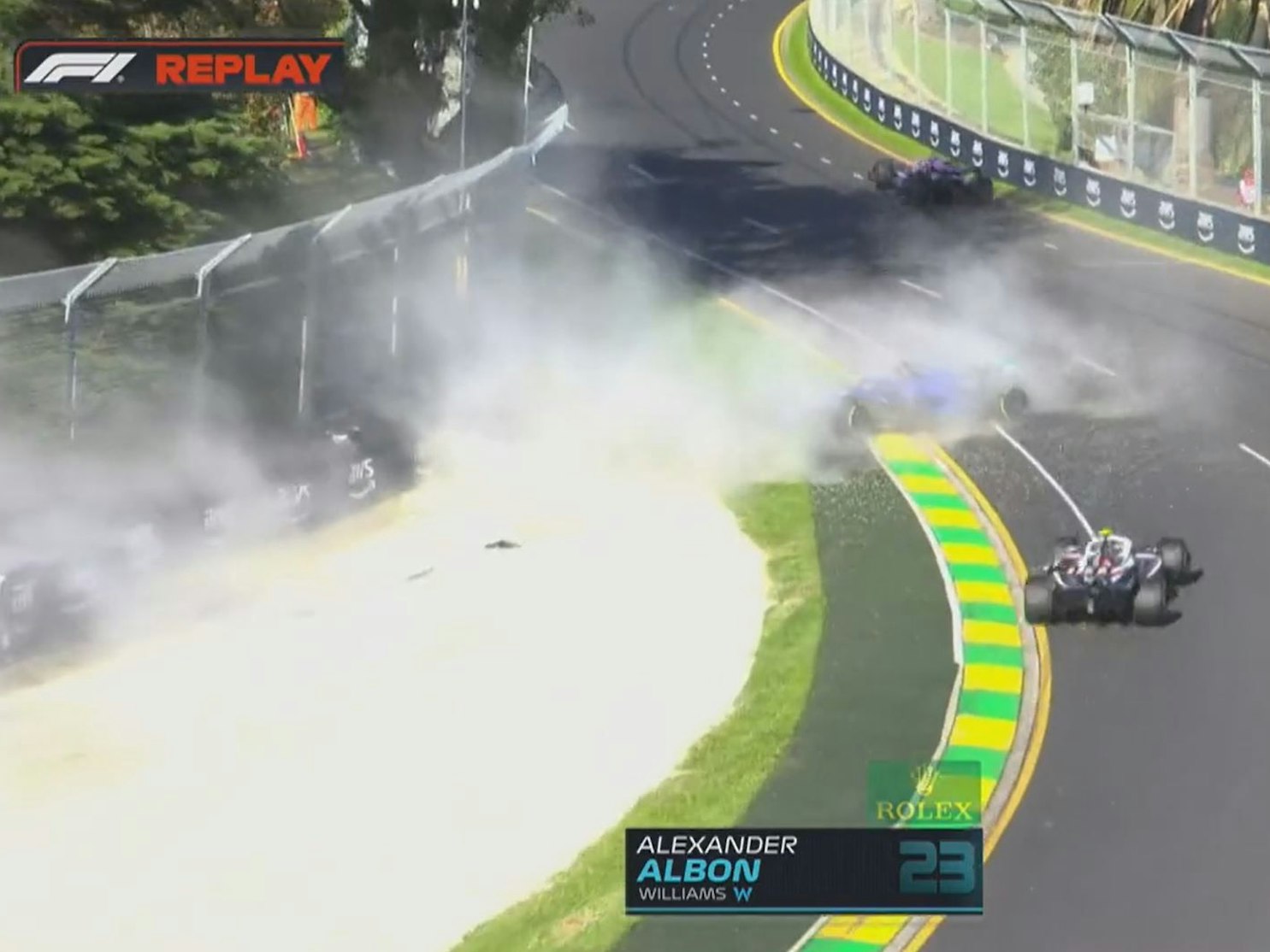 Nach dem Crash von Alexander Albon kann Nico Hülkenberg dem auf die Strecke zurückrollenden Williams noch gerade so ausweichen.