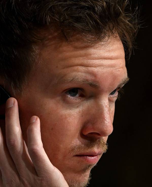 Julian Nagelsmann hört bei einer Pressekonferenz ganz genau zu.