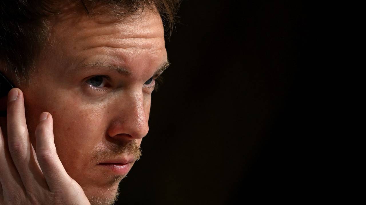 Julian Nagelsmann hört bei einer Pressekonferenz ganz genau zu.
