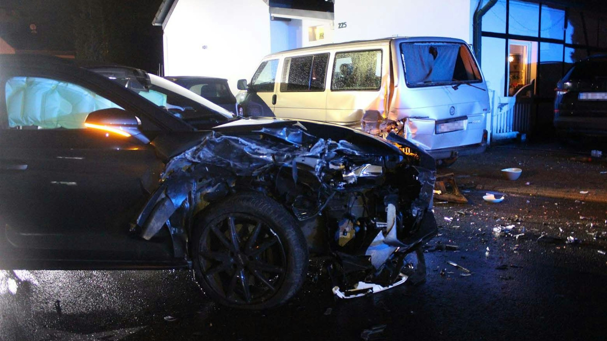 Unfallfahrer in Bergisch Gladbach richtet unter Drogeneinfluss Riesenschaden an.