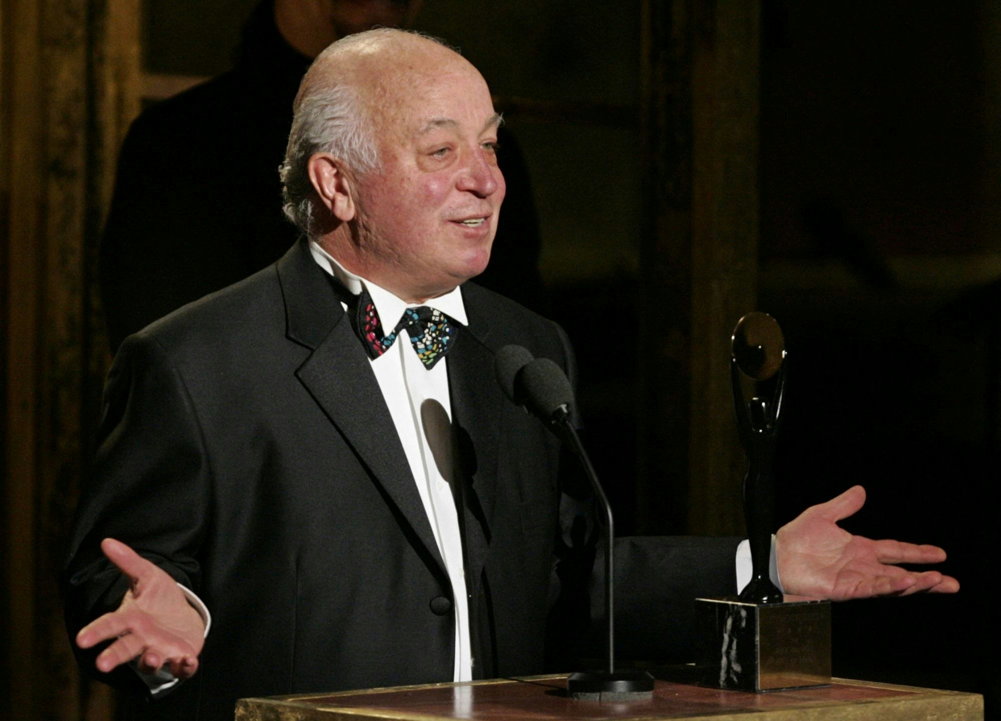 Seymour Stein, Musikmanager aus den USA, nimmt seine Auszeichnung während der Einführungszeremonie in die Rock and Roll Hall of Fame entgegen. Stein, der Musiker und Bands wie Madonna, die Talking Heads und die Ramones entdeckte, ist am 02.04.2023 im Alter von 80 Jahren gestorben.