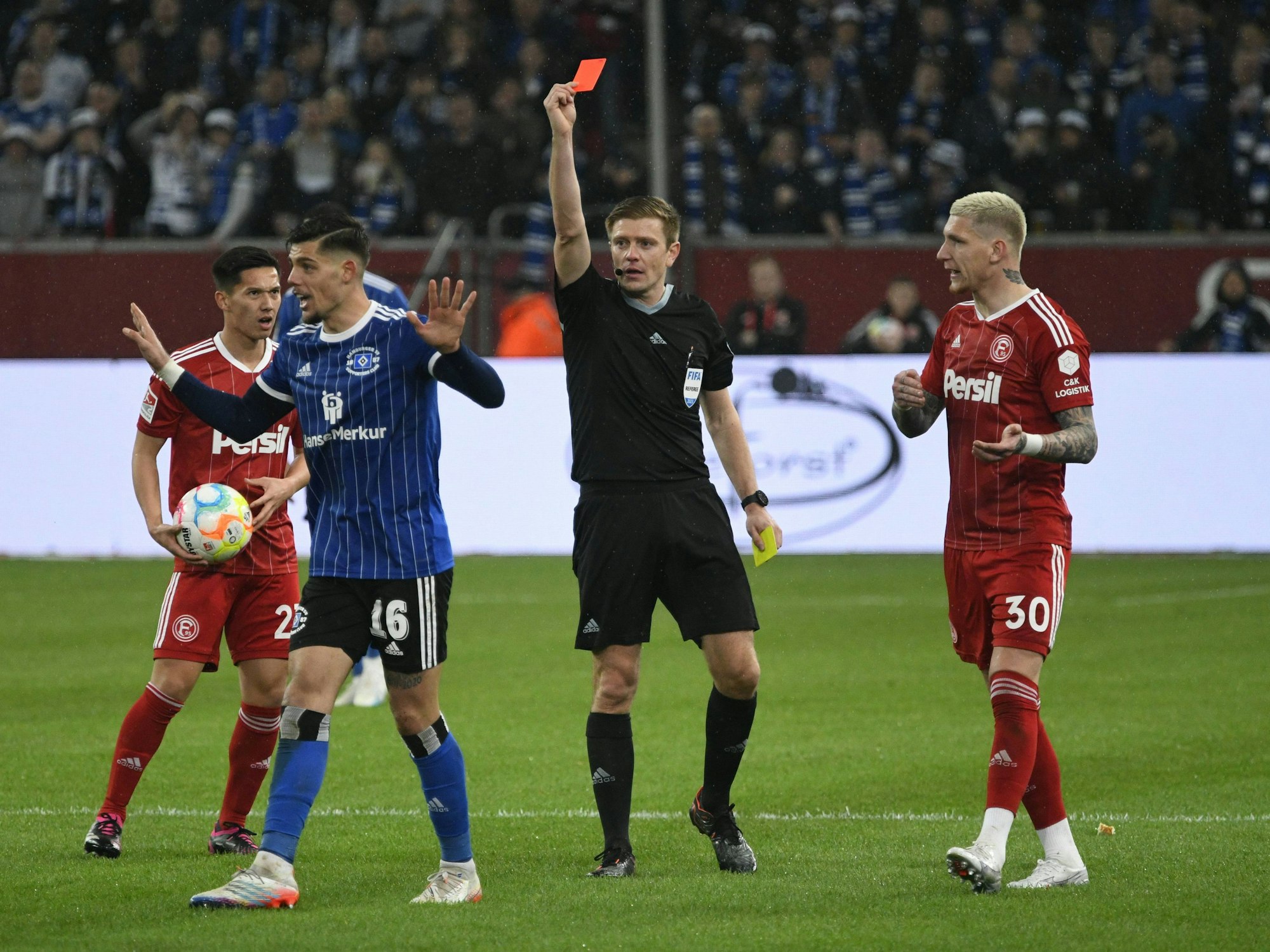 Robert Schröder zeigt HSV-Profi Javi Montero im Spiel bei Fortuna Düsseldorf die Gelb-Rote Karte.
