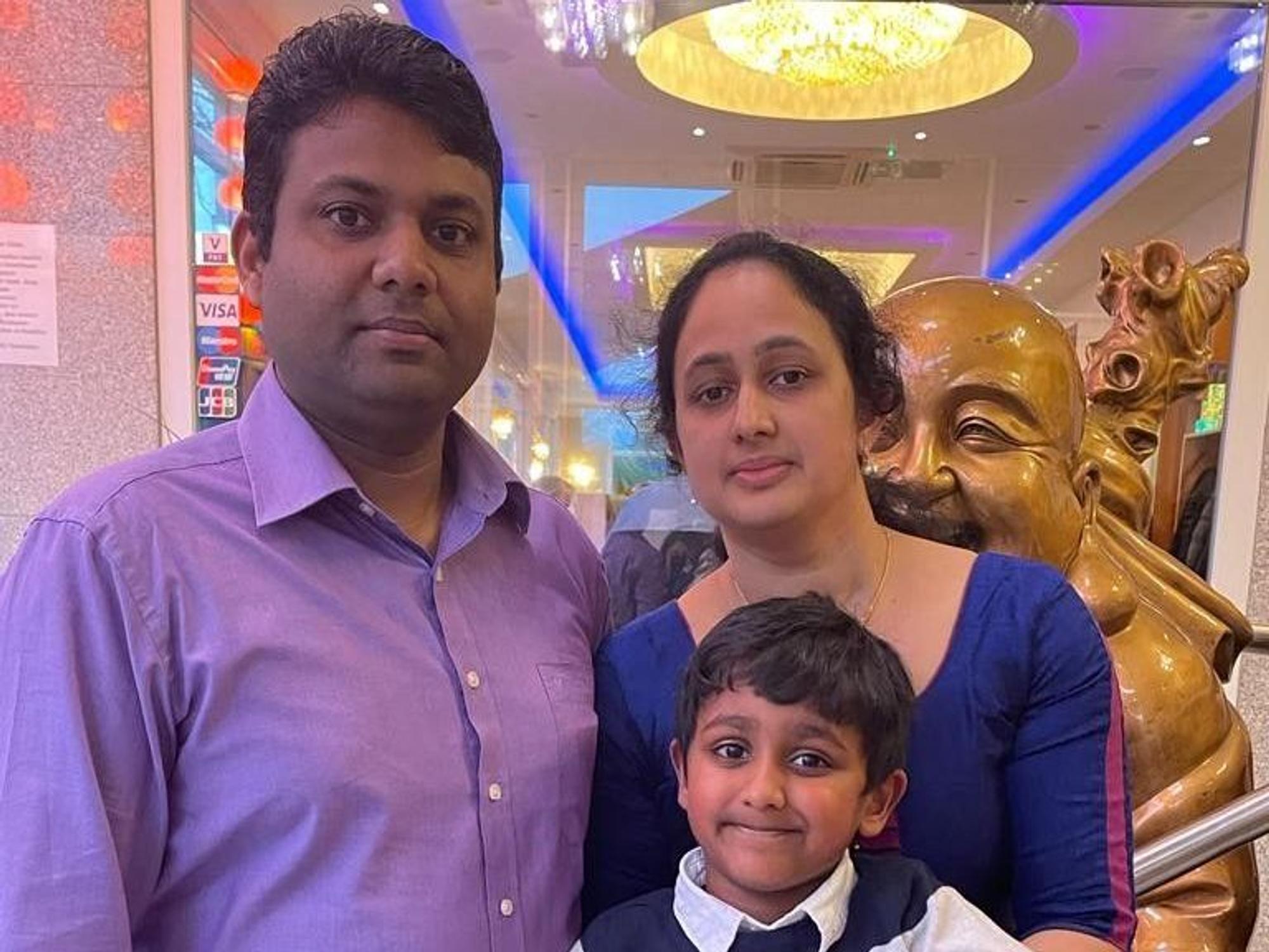 Die Eltern Tiju und Biby Pattatahanath mit ihrem Sohn Telvin. Er soll 8,5 km pro Tag in seine Grundschule zurücklegen.