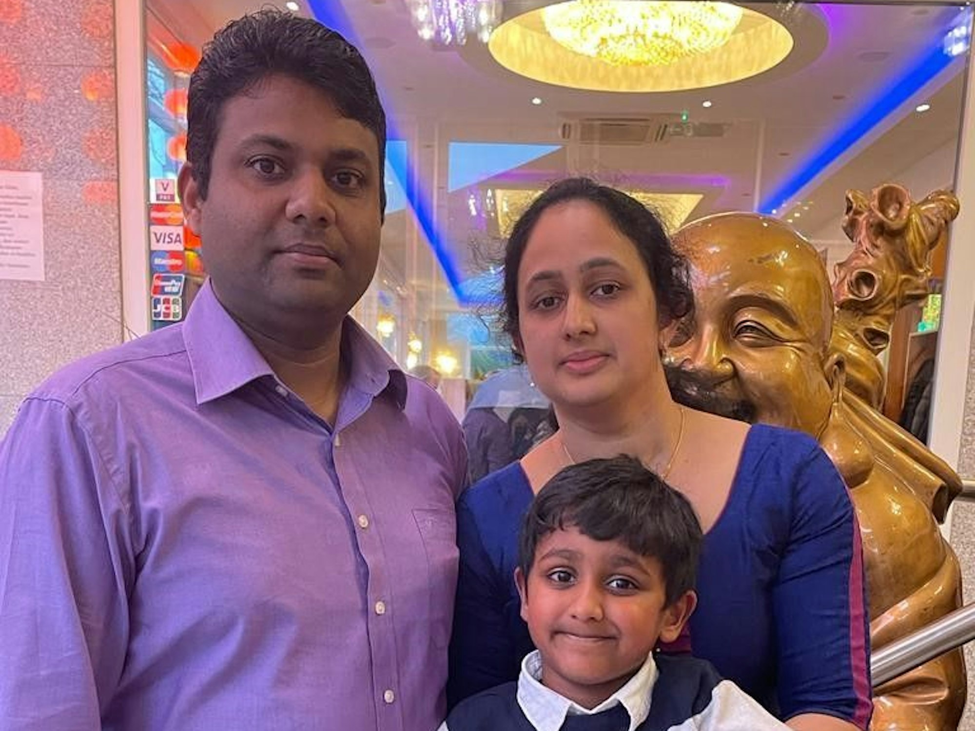 Die Eltern Tiju und Biby Pattatahanath mit ihrem Sohn Telvin. Er soll 8,5 km pro Tag in seine Grundschule zurücklegen.