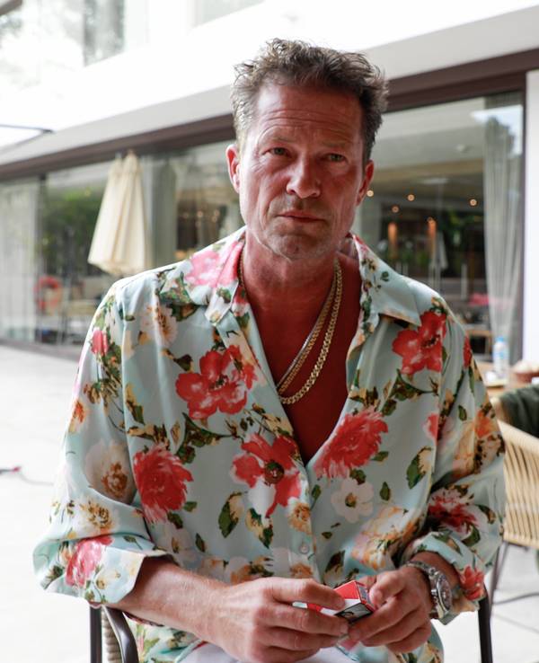 Til Schweiger im Hawaiihemd.
