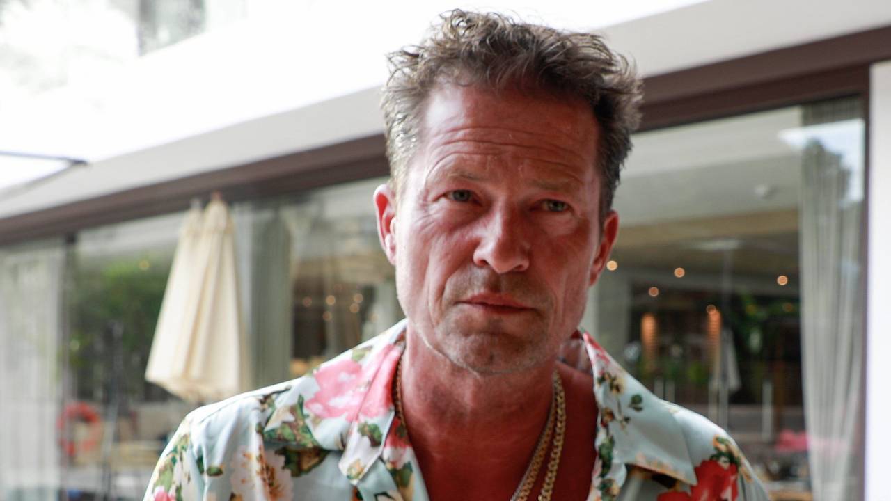 Til Schweiger im Hawaiihemd.
