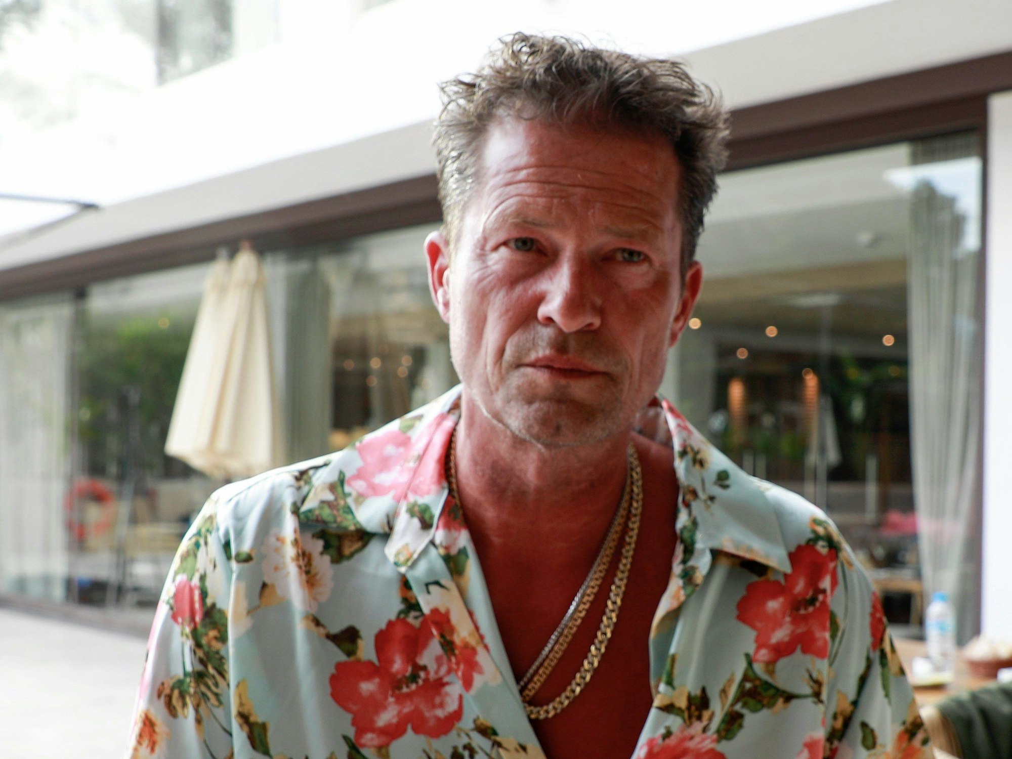 Til Schweiger steht am Set des Films „Hollywood and crime“ im Hotel Barefoot auf Mallorca.