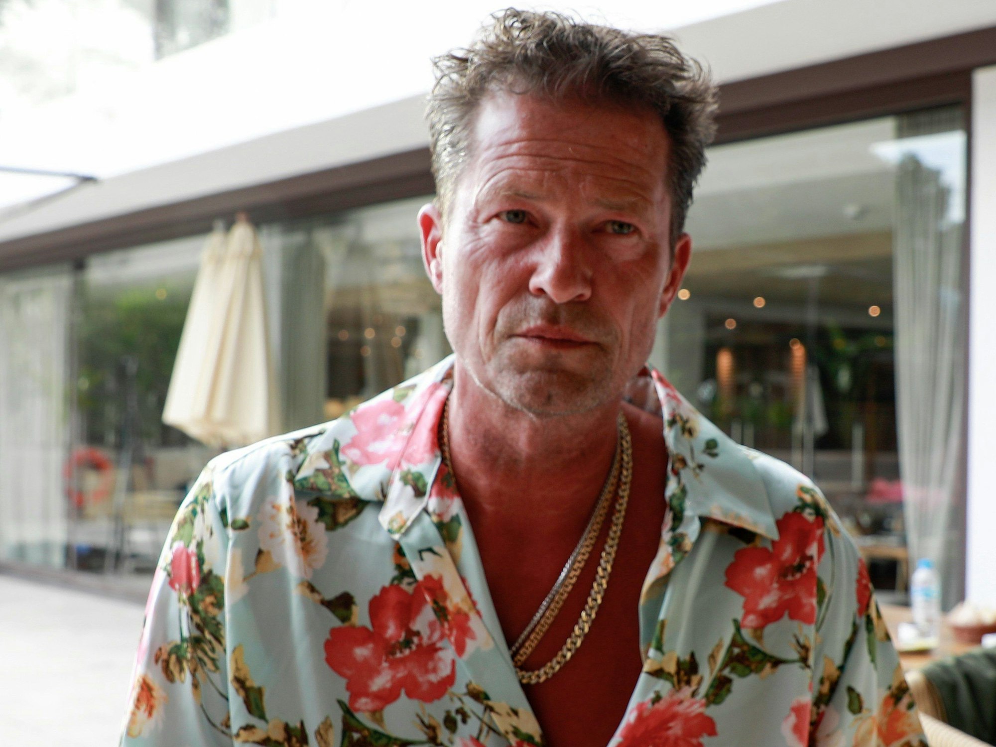 Til Schweiger im Hawaiihemd.