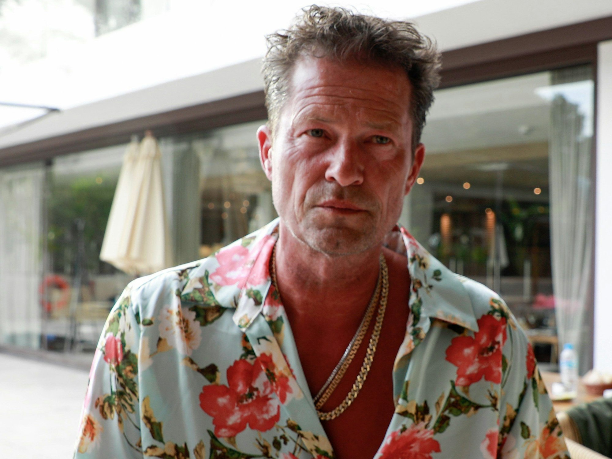 Til Schweiger im Hawaiihemd.