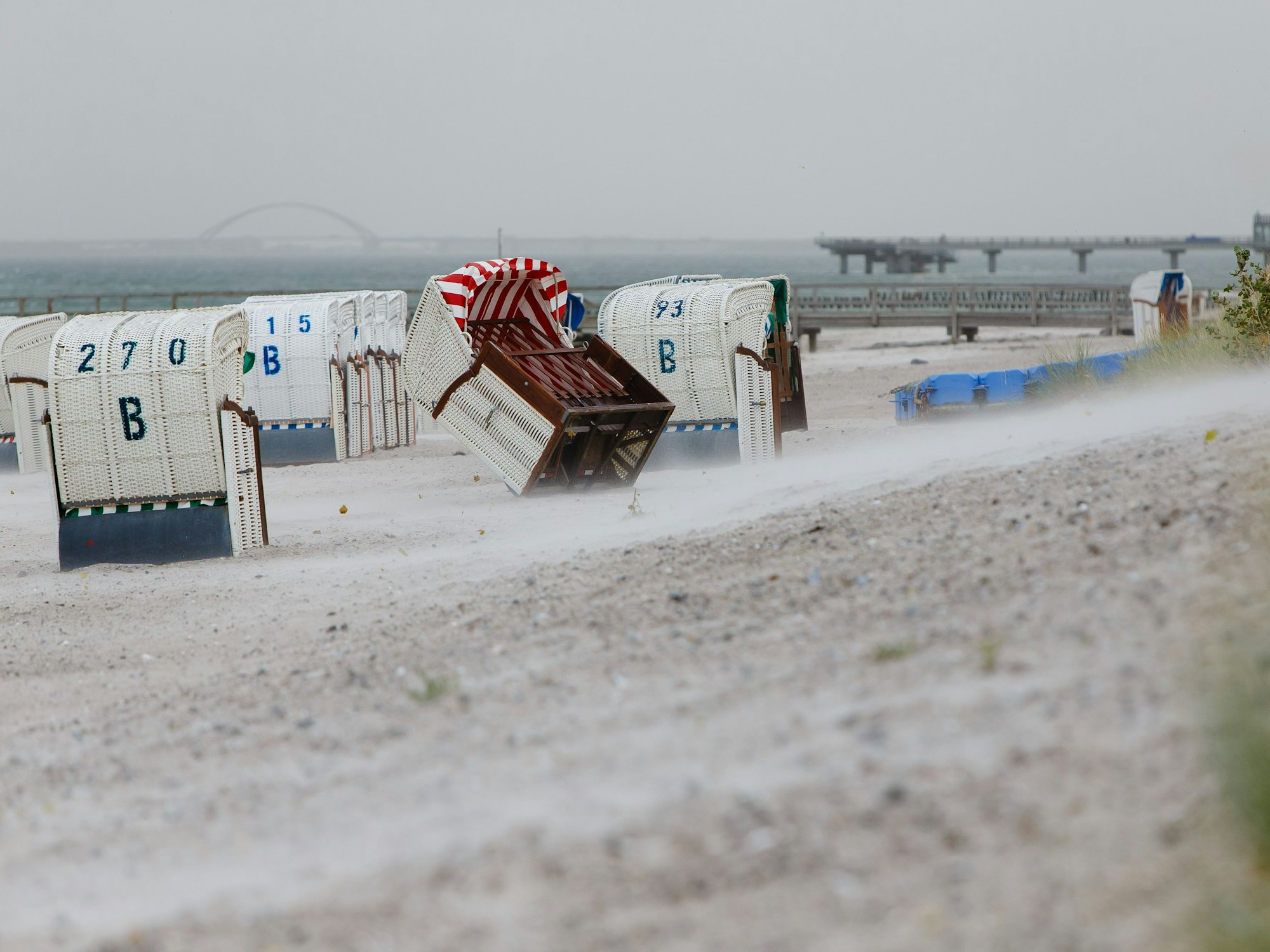 Ein Strandkorb wird 2018 in Heiligenhafen von einer Böe des Sturmtiefs „Elena“ umgeweht.