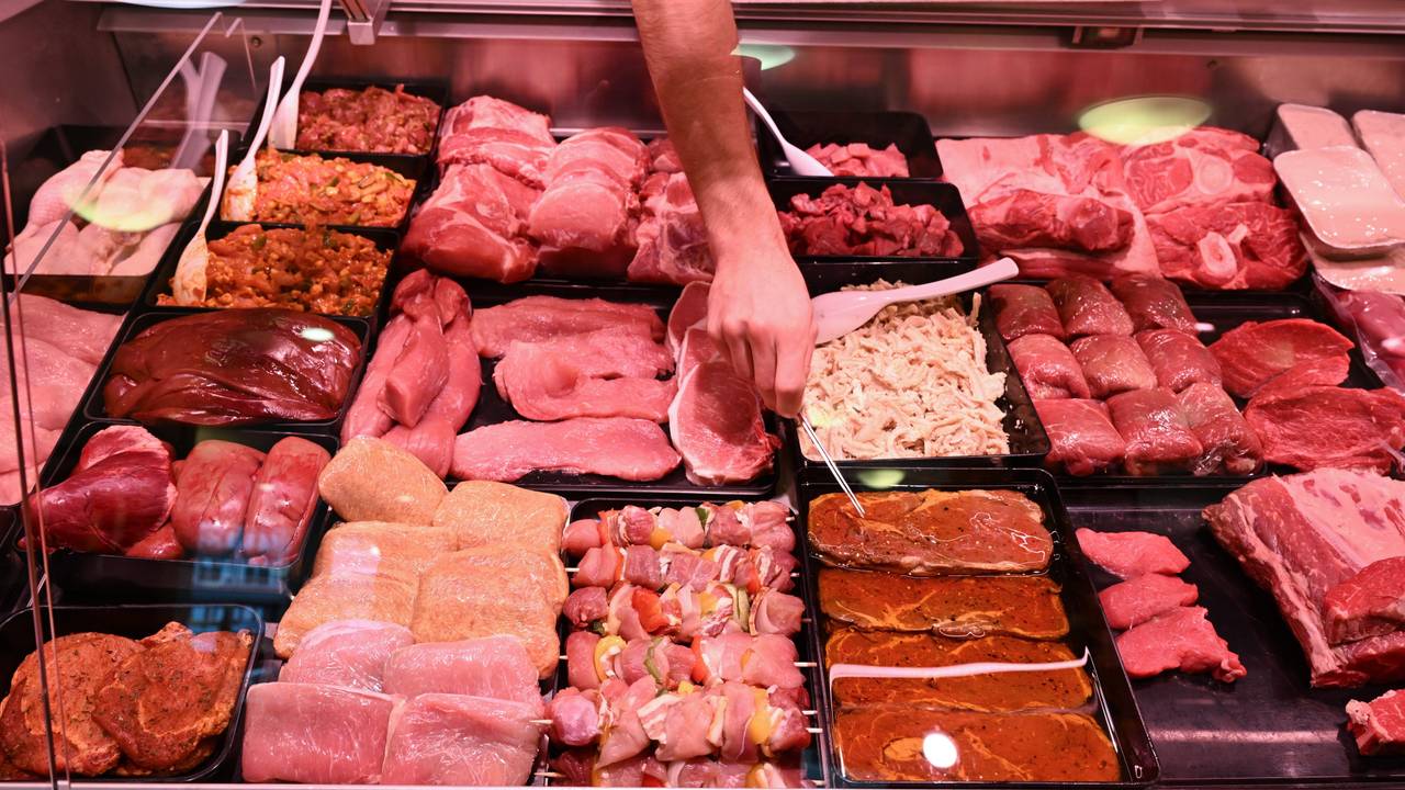 Eine Fleischtheke in einer Metzgerei. Der Fleischkonsum in Deutschland ist auch im vergangenen Jahr gesunken. Symbolfoto vom 02. Januar 2023.