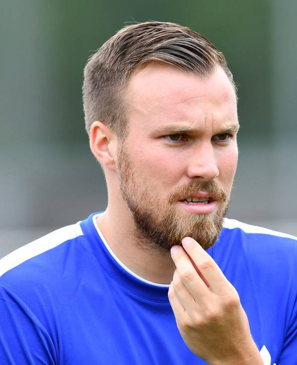 Darmstadts Kevin Großkreutz kratzt sich am Bart.