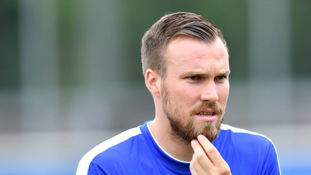 Darmstadts Kevin Großkreutz kratzt sich am Bart.