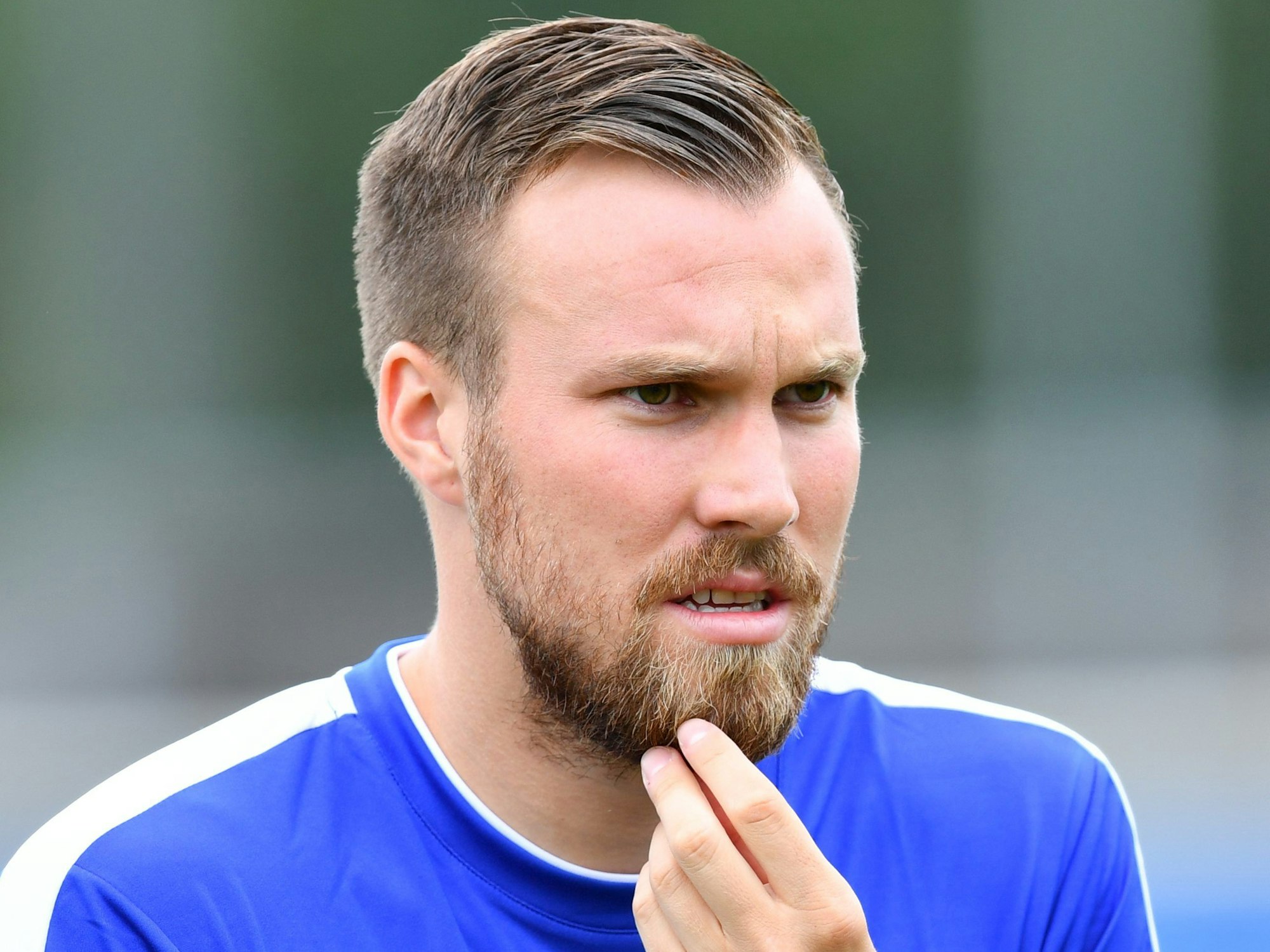 Darmstadts Kevin Großkreutz kratzt sich am Bart.