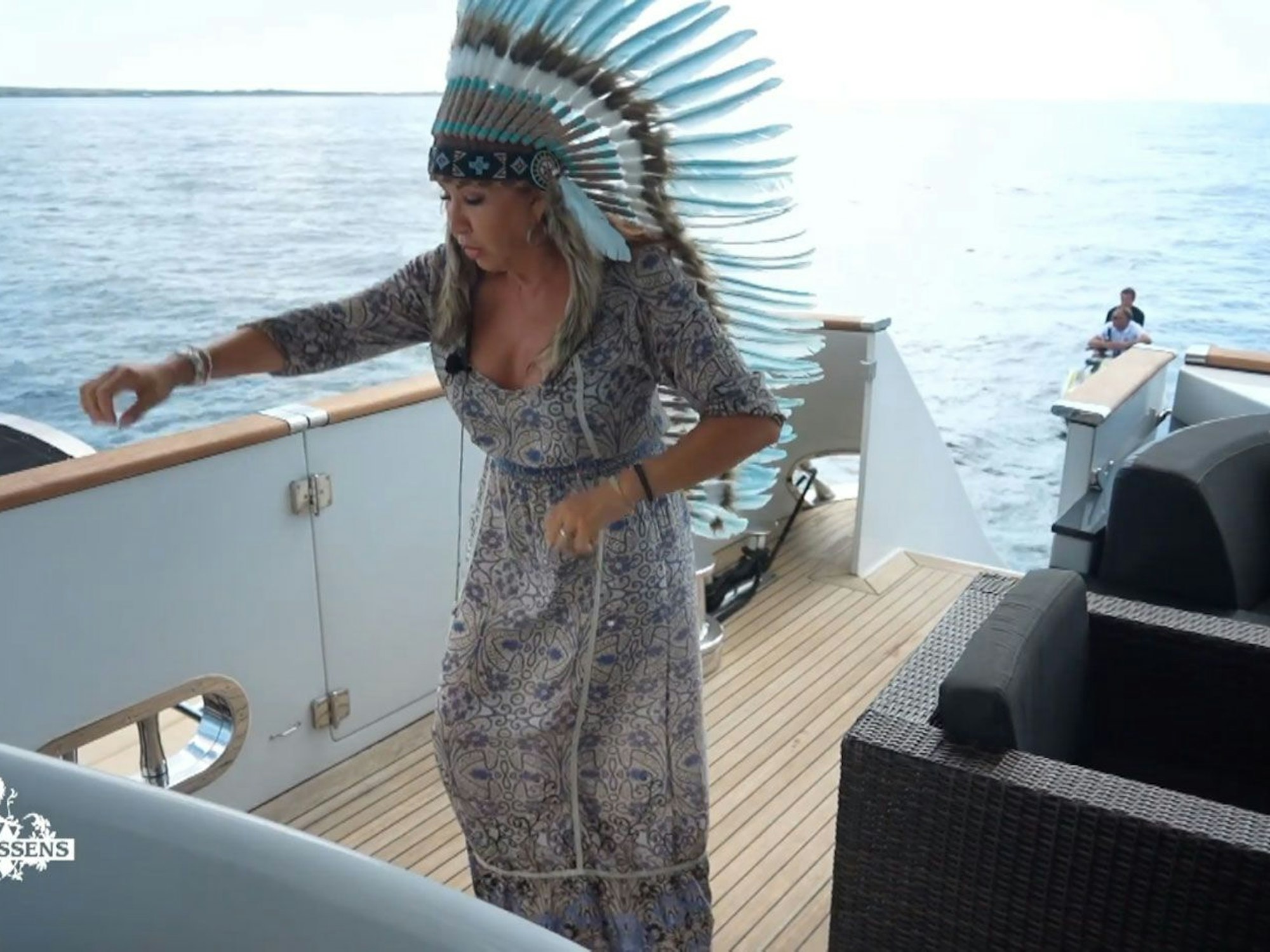 Carmen Geiss tanzt in einer Folge der RTLZWEI-Show „Die Geissens“ (TV-Ausstrahlung: 3. April 2022) auf einem der Boote der Familie. Dabei hat sie sich als Indianerin verkleidet.