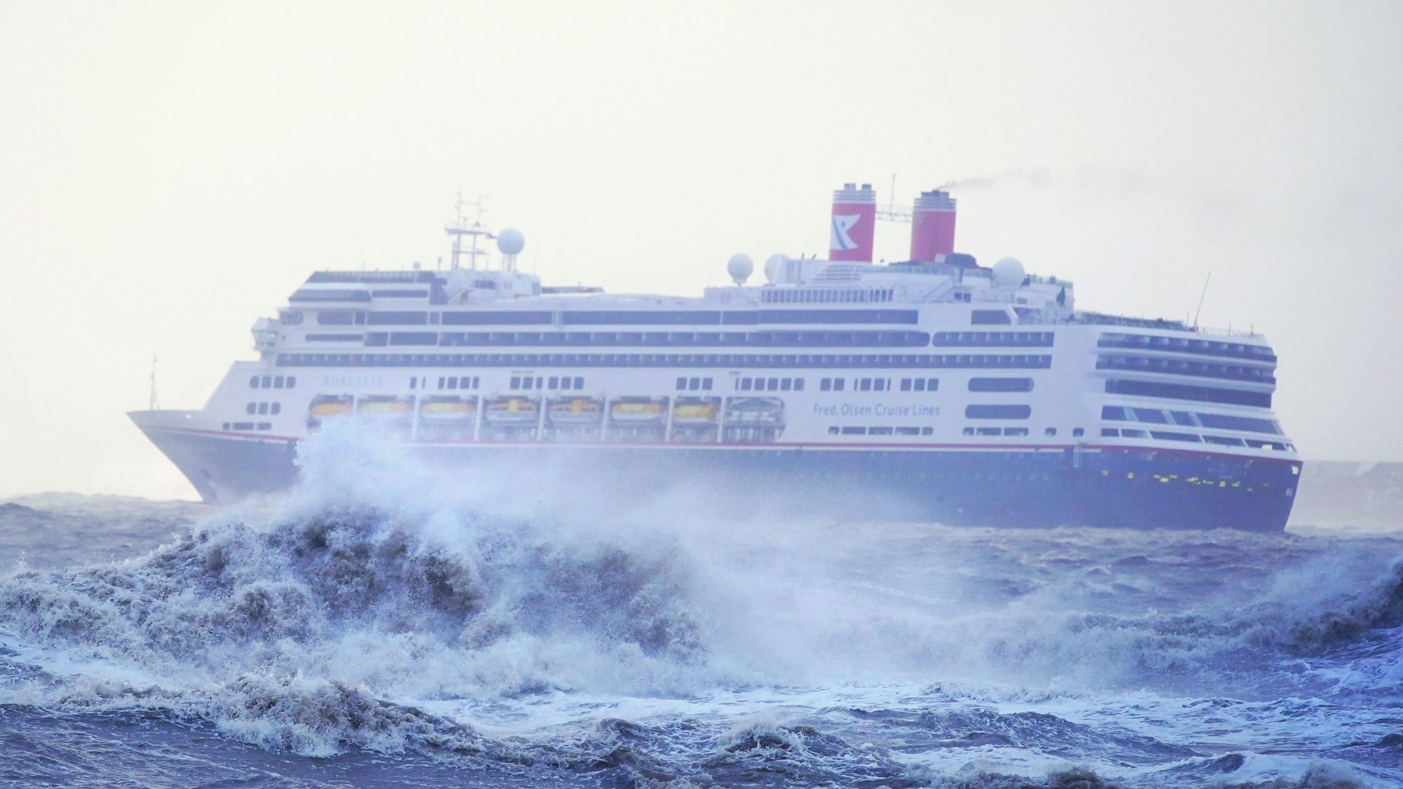 Ein Kreuzfahrtschiff bei starkem Wellengang.