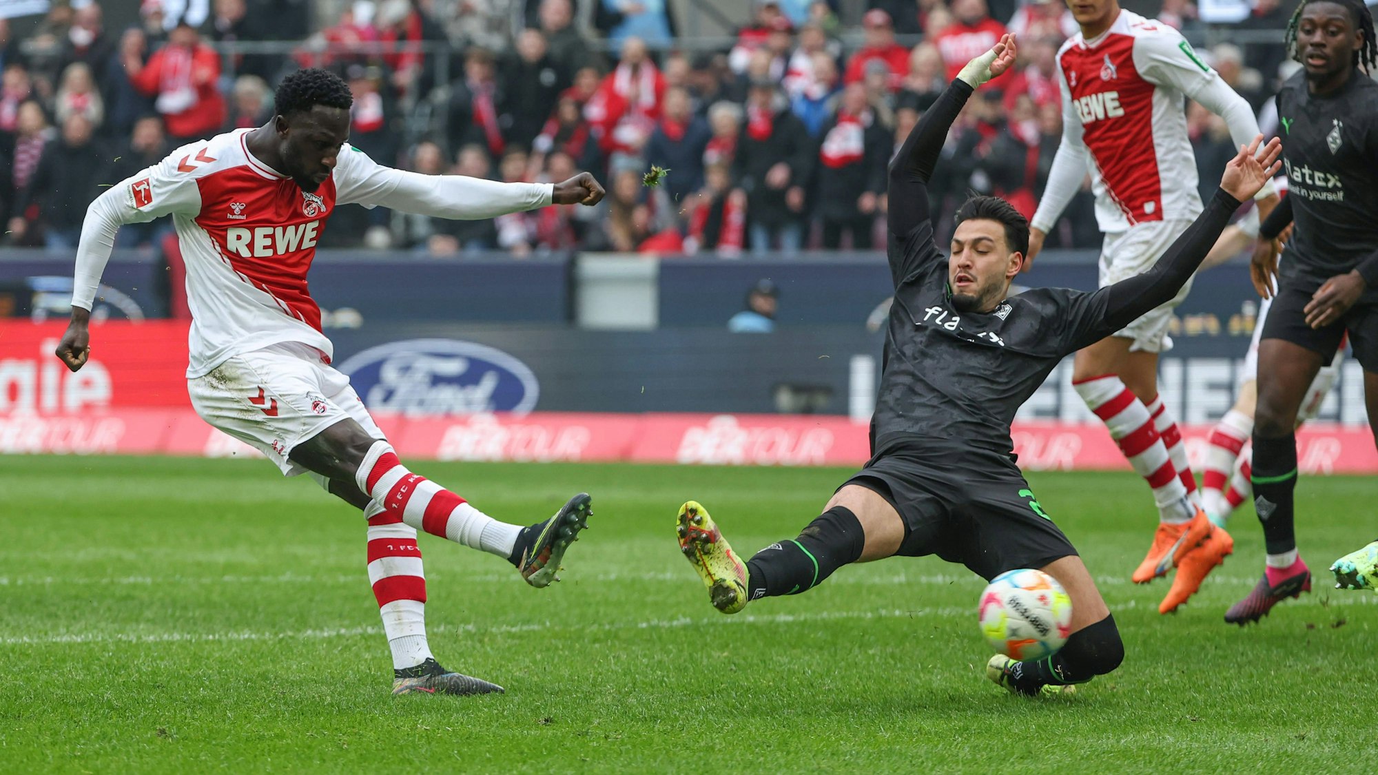 Ramy Bensebaini von Mönchengladbach versucht gegen Kingsley Schindler zu retten.