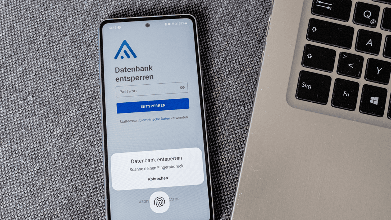 Die App Aegis wird auf einem Smartphone angezeigt.