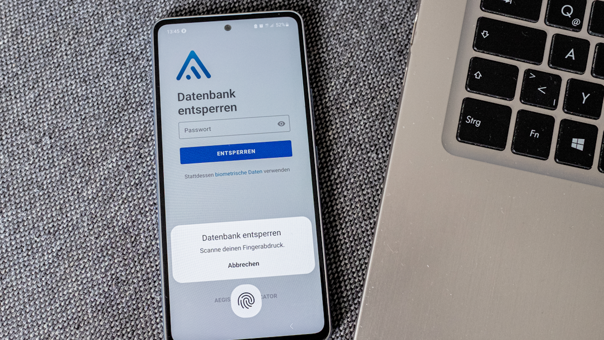 Die App Aegis wird auf einem Smartphone angezeigt.