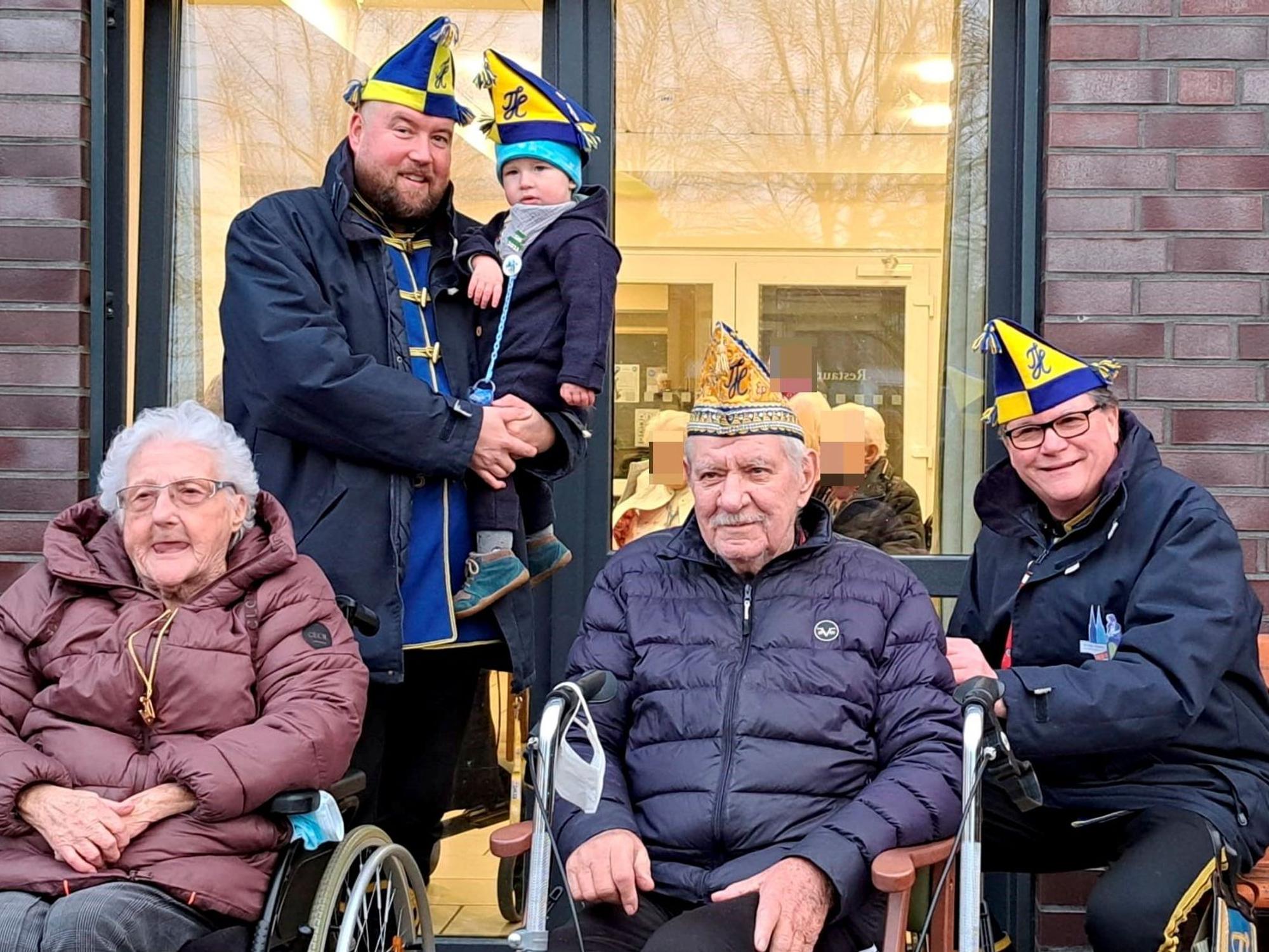 Franz Wallraff, Ehrenpräsident der Treuen Husaren, im Januar 2023 mit seiner Frau Edith, Sohn Franz junior, dessen Sohn Michél und Enkel Gabriel im Heim in Lülsdorf.